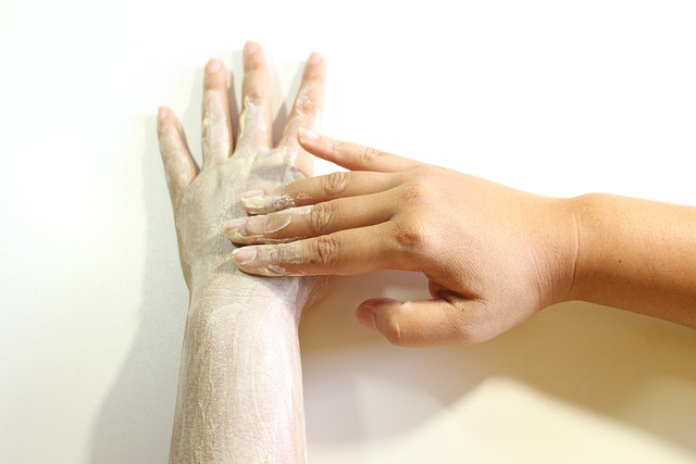 Comment enlever les peaux mortes de la main ?